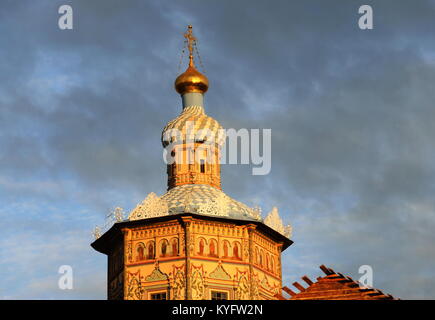 Der Dom der Heiligen Peter und Paul Kathedrale unter Abendsonne - Kasan, Tatarstan, Russland Stockfoto