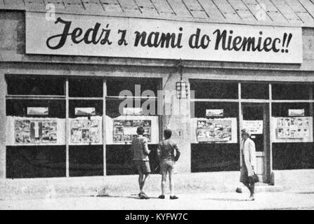 Dieser Titel bezieht sich auf ein Propagandastück oder Poster aus dem Zweiten Weltkrieg aus dem Jahr 1943 mit dem polnischen Slogan „Jedz z nami do niemiec“, was übersetzt „Reise mit uns nach Deutschland“ bedeutet. Es fördert wahrscheinlich die Arbeits- oder Militärpflicht während des Krieges. Stockfoto
