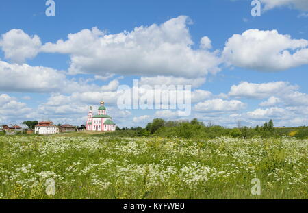 Im Sommer Blick auf die Kirche von Elias der Prophet auf Ivanova Gora - Susdal, Goldener Ring, Russland Stockfoto