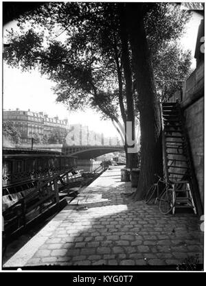 Pont Sully in Paris ist eine berühmte historische Brücke über die seine, bekannt für ihre architektonische Eleganz und Lage im 4. Arrondissement. Stockfoto