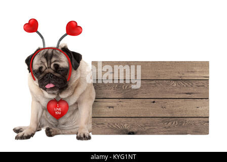 Bis Valentinstag mops Hund mit Herz diadem Sitzen neben Holzschild, auf weißem Hintergrund zugeführt Stockfoto