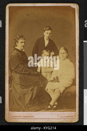 Portrett av Karoline Bjørnson med barna Erling, Dagny og Bergliot-no-nb DigiFoto-Maker blds 01631 00132 20160720 Stockfoto