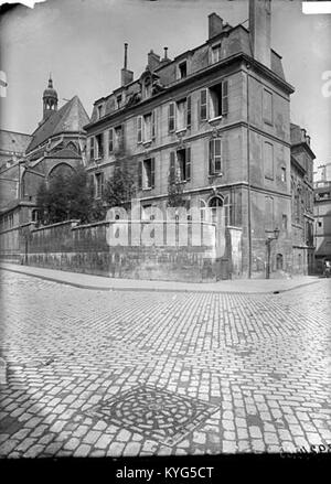 Foto der zur Straße gerichteten Fassade des Presbyteriums Saint-Etienne-du-Mont im 5. Arrondissement von Paris mit architektonischen und religiösen Merkmalen. Stockfoto