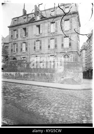 Dieser detaillierte Blick auf die Presbytère Saint-Etienne-du-Mont in Paris hebt die historische Fassade, die architektonischen Merkmale und die Bedeutung des Gebäudes als Beispiel für die französische religiöse Architektur im 5. Arrondissement hervor. Stockfoto