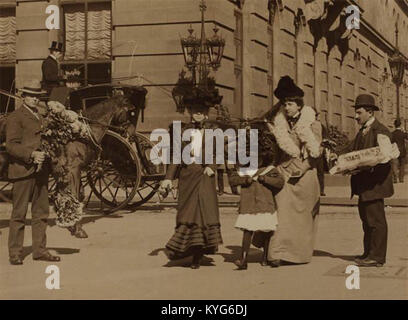 Eine Fotografie aus dem Jahr 1909, die Fußgänger, Kutschen und Gebäude entlang der Fifth Avenue in New York City zeigt und das urbane Leben und die Straßenlandschaft im frühen 20. Jahrhundert darstellt. Stockfoto