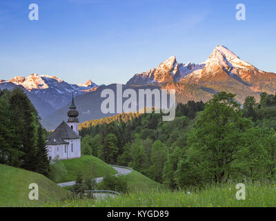 Frühling ruhige Landschaft mit Schnee gekrönten Gipfeln Watzmann Berg und Maria Gern Kirche in deutschen Nationalpark Berchtesgaden Stockfoto