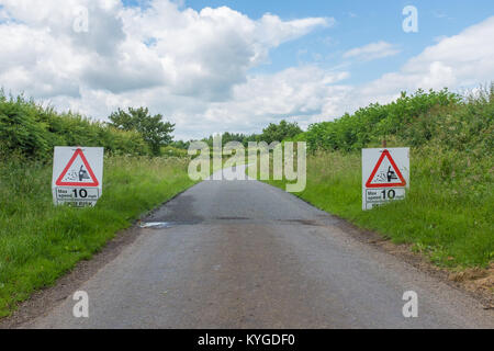 British country lane, die sich erneuernde Arbeit, Baustelle singt Stockfoto