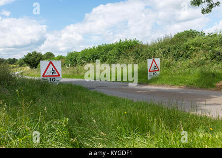 British country lane, die sich erneuernde Arbeit, Straßenbau Zeichen Stockfoto