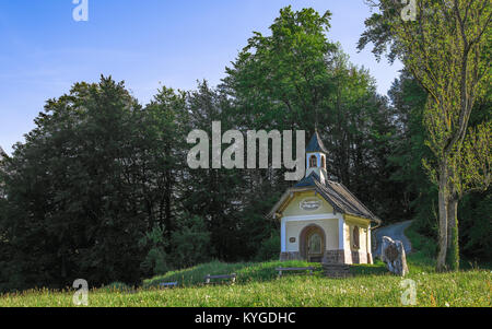 Kleine Kapelle auf dem Hügel in Berchtesgaden bayerische National Park. Panorama Foto mit Morgensonne Frühling frisches Grün. Stockfoto