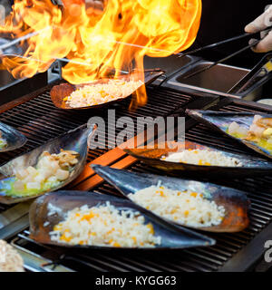 Gehackter frischer Atrina Larix spp., mit Käse auf die Oberseite, gekocht von einem Flammenwerfer (Koreanische Street Food) Stockfoto