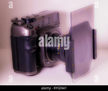 Mamiya 7 Medium Format Camera. 6x7 Film Entfernungsmesser, mit Weitwinkel, Zentralverschluss, 43-mm-Objektiv und Lee Filter grau Grad Filter auf der Vorderseite. Stockfoto