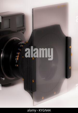 Mamiya 7 Medium Format Camera. 6x7 Film Entfernungsmesser, mit Weitwinkel, Zentralverschluss, 43-mm-Objektiv und Lee Filter grau Grad Filter auf der Vorderseite. Stockfoto