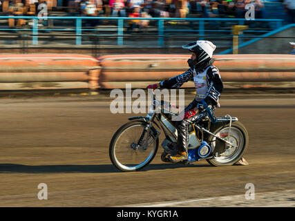 Riwne, Ukraine - 29. August 2015: Unbekannter rider bereitet sich auf den Start bei Open Cup Speedway zum Tag der Stadt Rivne Stockfoto