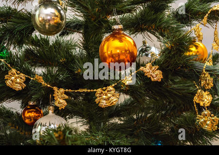 Bild von einem Teil der Weihnachtsbaum, mit festlichen Spielzeug, Kugeln und Girlanden dekoriert. Stockfoto