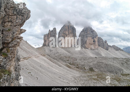 Die drei Zinnen aus einem Felsen, Dolomiten, Italien gesehen Stockfoto
