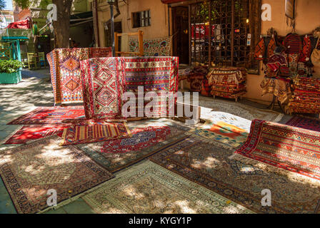 Teppiche auf dem Markt in Tiflis. Stockfoto