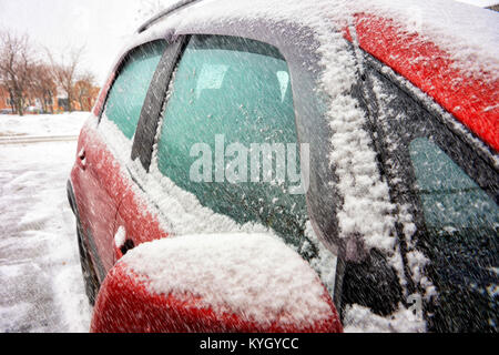 Montreal, Kanada, 20, Dezember, 2017 Eis und Schnee, Schneeregen oder Regen auf einem Verschneiten Auto. Kredit; Mario Beauregard/Alamy leben Nachrichten Stockfoto