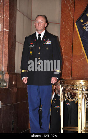 Kentucky Scots Guards Leroy Wolpert steht an Aufmerksamkeit, ehe sie zu Fuß über die Bühne, während eine Reserve Komponente Warrant Officer Candidate School Abschlussfeier in der Indiana War Memorial, Indianapolis, Ind., Juli 30. (Foto: Staff Sgt. Michael J. Oliver, Kentucky Guard Public Affairs Office) Stockfoto
