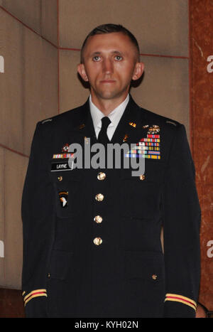 Kentucky Scots Guards, Brandon Layne steht an Aufmerksamkeit, ehe sie zu Fuß über die Bühne, während eine Reserve Komponente Warrant Officer Candidate School Abschlussfeier in der Indiana War Memorial, Indianapolis, Ind., Juli 30. (Foto: Staff Sgt. Michael J. Oliver, Kentucky Guard Public Affairs Office) Stockfoto