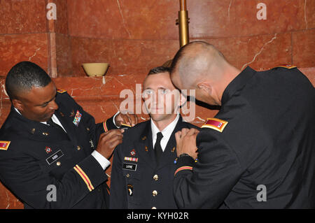 Kentucky Scots Guards, Brandon Layne steht an Aufmerksamkeit, während auf den Rang eines Warrant Officer während einer Reserve Komponente Warrant Officer Candidate School Abschlussfeier in der Indiana War Memorial, Indianapolis, Ind., 30. Juli festgesteckt wird. (Foto: Staff Sgt. Michael J. Oliver, Kentucky Guard Public Affairs Office) Stockfoto