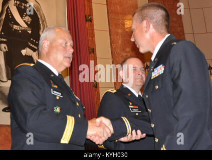 Generalmajor R. Martin Umbarger, Indiana Adjutant General, gratuliert Kentucky Scots Guards, Christopher Raltson während einer Reserve Komponente Warrant Officer Candidate School Abschlussfeier in der Indiana War Memorial, Indianapolis, Ind., Juli 30. (Foto: Staff Sgt. Michael J. Oliver, Kentucky Guard Public Affairs Office) Stockfoto