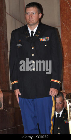 Kentucky Scots Guards, Matthew Sterwerf steht an Aufmerksamkeit, ehe sie zu Fuß über die Bühne, während eine Reserve Komponente Warrant Officer Candidate School Abschlussfeier in der Indiana War Memorial, Indianapolis, Ind., Juli 30. (Foto: Staff Sgt. Michael J. Oliver, Kentucky Guard Public Affairs Office) Stockfoto