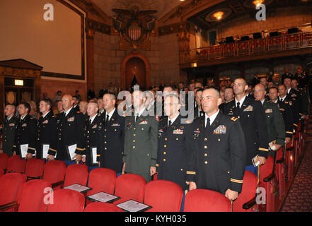 Neueste Unteroffiziere stehen stramm auf die Reserve Komponente Warrant Officer Candidate School Abschlussfeier in der Indiana War Memorial, Indianapolis, Ind., Juli 30. (Foto: Staff Sgt. Michael J. Oliver, Kentucky Guard Public Affairs Office) Stockfoto