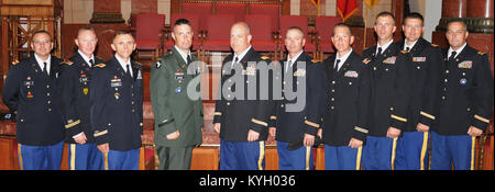 Kentucky Gardisten nehmen Sie sich Zeit für eine Abschlussklasse Foto bei der Warrant Officer Personal Kurs Abschlussfeier in der Indiana War Memorial, Indianapolis, Ind., Juli 30. Von links nach rechts ist Chief Warrant Officer 3 Christopher Kehl, Warrant Officer Leroy Wolpert, Warrant Officer Howard Barcus, Warrant Officer Morgan Howell, Warrant Officer Robert Boatman, Warrant Officer Christopher Ralston, Warrant Officer Brian Piatt, Warrant Officer Matthew Sterwerf, und Befehl Chief Warrant Officer James Simms links. (Foto: Staff Sgt. Michael J. Oliver, Kentucky Guard Public Affairs Office) Stockfoto