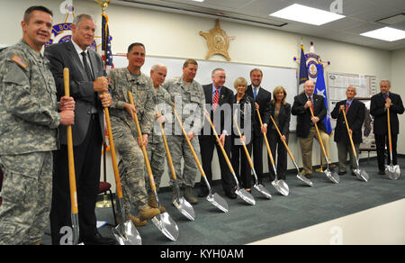 Kentucky First Lady Jane Beshear verbindet Adjutant General Edward W. Tonini, Zustand und lokale Beamte für eine Grundsteinlegung für eine neue Kentucky Army National Guard Readiness Center in Stadt Burlington Ky., Sept. 26. Auf dem Foto von links nach rechts: Oberstleutnant Steven King, (Ret.) Kol. Mike Jones, Oberst Michael Ferguson, Kol Ben Adams, Generalmajor Edward W. Tonini, Kongressabgeordnete Geoff Davis, First Lady Jane Beshear, Richter Executive Gary Moore, Frau Pat Wise-Brown, Joe Wilkins, Bob Green und Architekt Michael Jacobs. (Foto von Sgt. 1. Klasse Michael J. Oliver, Kentucky National Guard Public Affa Stockfoto