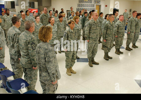 Mitglieder der 123 Force Support Squadron stehen an Aufmerksamkeit während der Änderung ihrer Einheit-von-Befehl Zeremonie statt, Oktober 22, 2011, an der Kentucky Air National Guard Base in Louisville, Ky. Oberstleutnant George Imorde III ersetzt Oberstleutnant Kathryn Pfeifer, die Personal Support Officer für Joint Forces Headquarters-Kentucky genannt worden ist. (U.S. Air Force Foto von älteren Flieger Maxwell Rechel) Stockfoto