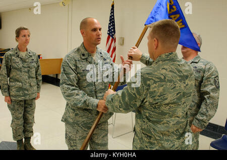 Oberstleutnant George Imorde III, eingehende Kommandant der 123 Force Support Squadron, erhält das Gerät Farben von Oberst Jeffrey Peters, 123 Support Group Commander, während eine änderung - von - Befehl Zeremonie an der Kentucky Air National Guard Base in Louisville, Ky., Okt. 22, 2011. Ausgehende Kommandant Oberstleutnant Kathryn Pfeifer (links) ist genannt worden, Personal support Officer für Joint Forces Headquarters-Kentucky. (U.S. Air Force Foto von älteren Flieger Maxwell Rechel) Stockfoto