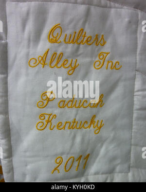 Der Prototyp der Überlebenden von amerikanischen Helden Quilt wurde von Quilters Gasse von Paducah, Ky. (" In Kentucky, die von Kentuckians für Kentuckians!") und Maßnahmen vier von sechs Fuß. Der Entwurf umfasst eine amerikanische Flagge Hintergrund mit einer Multifunktionsleiste, die den Service Sterne mit der Armee, Marine, Marine, Luftwaffe und Küstenwache zugeordnet. Bestickte Worte der Verkündigung "Überlebende des amerikanischen Helden" und "weil Jemand gepflegt" ein klares Signal der Dankbarkeit. Stockfoto