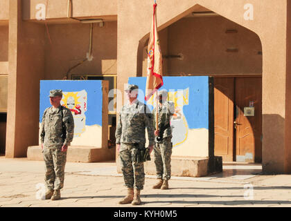 Oberstleutnant Tom Roach, Command Sgt. Maj. Tim Walton render Ehren an der Übertragung der Autorität Zeremonie für die 120 Aviation Support Battalion, Camp Taji Irak, 3. November 2011. (Kentucky National Guard Foto) Stockfoto