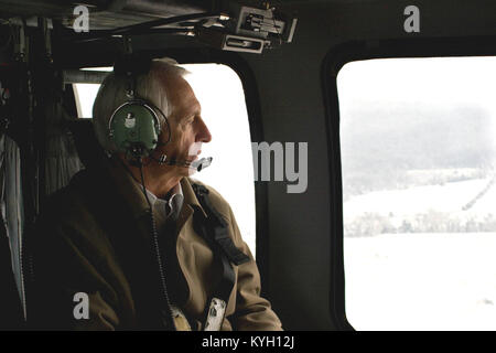 Kentucky Gouverneur Steve Beshear Ansichten Sturm Schäden in ländlichen Kentucky, während auf dem Weg nach Louisville, KY mit Louisville Bürgermeister Jerry Abramson zu erfüllen. Stockfoto