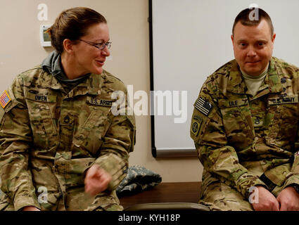 Kentucky Agribusiness Development Team 4 Staff Sgt. William Lile (rechts), ein Louisville, Ky. native mit Bowling Green, Ky. resident Sgt spricht. 1. Klasse Michele Owen (links) vor der Abreise Camp Atterbury, Ind., am 29. Januar 2012. Die beiden werden derzeit als Security Team Führung auf ADT4, die versucht, das Leben der afghanischen Bauern durch die Lehre besser bewirtschaften und nach der Ernte Techniken zu verbessern. (Foto von der U.S. Army Staff Sgt. Paul Evans) Stockfoto