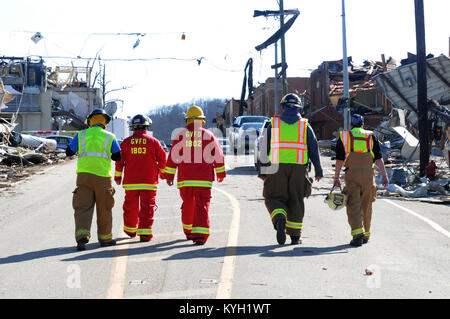 Feuerwehrleute aus den Rebsorten Feuerwehr unterstützen lokale und staatliche Strafverfolgungsbehörden, zusammen mit Kentucky National Guard Service Mitglieder, bei Hilfsmaßnahmen in West Liberty, Ky., wo eine Reihe von tornadic Stürme viel von der Stadt abgerissen. (Foto von SPC. David Bolton, 133 Mobile Public Affairs Loslösung, Kentucky National Guard). Stockfoto