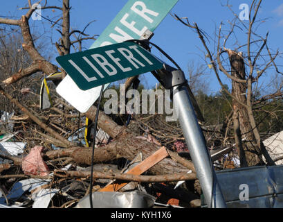 Zerstörung von Unwetter, Stürme über den Zustand von Kentucky, vor allem in West Liberty, Ky., wreaked Verwüstung auf der Gebäude und Wohnungen der Mitglieder der Gemeinschaft am 2. März. (Foto von SPC. David Bolton, 133 Mobile Public Affairs Loslösung, Kentucky National Guard). Stockfoto