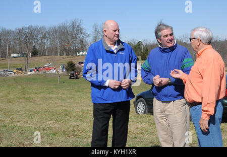 Die Kentucky Leutnant. Jerry Abramson Gespräche mit Senator Tom Jensen und Bob Mitchell, Assistent Kentucky Kongreßabgeordneten Hal Rodgers über die devistation, die im Osten Bernstadt, Ky aufgetreten. März 3. (Foto von SPC. Brandy Mort, 133 Mobile Public Affairs Loslösung, Kentucky National Guard) Stockfoto