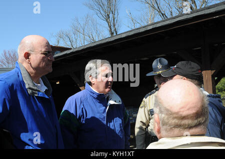 Die Kentucky Leutnant. Jerry Abramson und State Sen. Tom Jensen sprechen Sie mit Einheimischen in Osten Bernstadt, Ky. Über die Clean-up auf März 3. (Foto von SPC. Brandy Mort, 133 Mobile Public Affairs Loslösung, Kentucky National Guard) Stockfoto