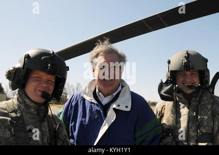 Die Kentucky Leutnant. Jerry Abramson nimmt sich Zeit für ein Foto mit dem Kentucky oppourtunity Scots Guards, Sgt. Jeremy Lowe und Sgt. 1. Klasse Michael Ball mit den Det1 2 Bataillon 238th MEDEVAC März 3. (Foto von SPC. Brandy Mort, 133 Mobile Public Affairs Loslösung, Kentucky National Guard) Stockfoto