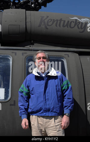 Die Kentucky Leutnant. Jerry Abramson reitet auf einem Kentucky Guard UH-60 Blackhawk Hubschrauber Laurel County März 3. (Foto von SPC. Brandy Mort, 133 Mobile Public Affairs Loslösung, Kentucky National Guard) Stockfoto