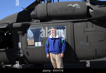 Die Kentucky Leutnant. Jerry Abramson reitet auf einem Kentucky Guard UH-60 Blackhawk Hubschrauber Laurel County März 3. (Foto von SPC. Brandy Mort, 133 Mobile Public Affairs Loslösung, Kentucky National Guard) Stockfoto