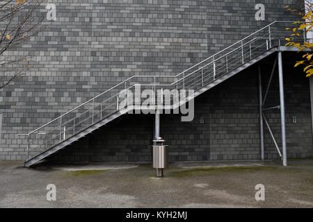 Treppen auf dem Campus der Northumbria University in Newcastle Stockfoto