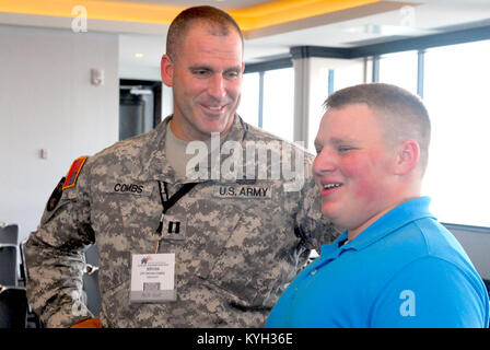 Kapitän Bryan Kämme, Familie Programme Director für das Kentucky National Guard, und Scott Callahan, National Youth Symposium Teilnehmer, Geschichten zu teilen an der Nationalen Jugend Symposium in Louisville, Ky 24. Juli. Tausende von Dollar Wert der Lieferungen wurden von Unternehmen im Auftrag von Callahan's Anfrage gespendet, um junge afghanische Kinder die erforderlichen Tools Basic English im Dorf Schulen im ganzen Land zu erfahren. (Foto von SPC. Wird Bolton, 133 Mobile Public Affairs Abteilung) Stockfoto