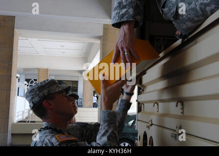 Soldaten aus Kentucky National Guard Militärpolizei entladen Boxen von schulmaterial von einem 5-Tonner außerhalb des Galt House in Louisville, Ky 24. Juli während der Nationalen Jugend Symposium. Die Schule wird in Übersee, in einer Bemühung, junge afghanische Kinder learing Englisch in ihren Heimatdörfern zu profitieren gesendet werden. (Foto von SPC. Wird Bolton, 133 Mobile Public Affairs Abteilung) Stockfoto