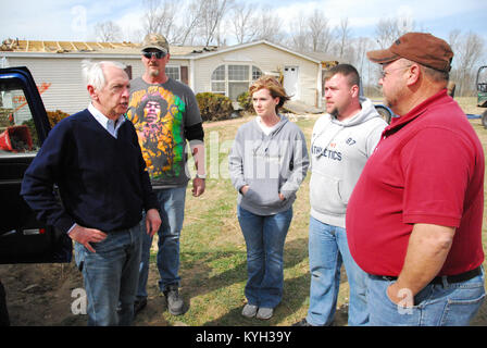 Reg. Steve Beshear spricht zu den Bewohnern von London, Ky. Bei der Bewertung eines Standorts am 7. März. (Foto von Tech. Sgt. Jason Ketterer, Kentucky National Guard Public Affairs) Stockfoto