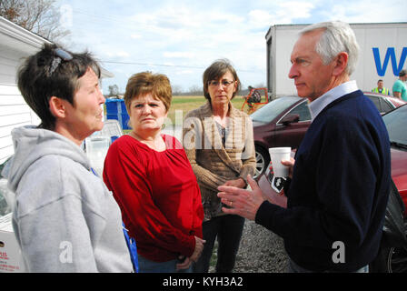 Reg. Steve Beshear spricht mit Freiwilliger an Arthur Ridge Baptist Church in London, Ky. Am 7. März. Im Bild von links nach rechts sind Peggy Scott, Donna Trevillian, Gnade Gilbert und reg. Steve Beshear. Der Täufer Kirche erleichtert Nahrung, Schutz und Versorgung für die Opfer des Tornados. (Foto von Tech. Sgt. Jason Ketterer, Kentucky National Guard Public Affairs) Stockfoto