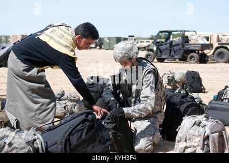 Staff Sgt. Aaron Lind, ein Sicherheitskräfte fire Team Mitglied für 123 die Kentucky der Air National Guard Contingency Response Group, hat seine tragen - auf gesucht von einem simulierten Zollbeamten nach der Ankunft im Adler Flagge Übung. Der 123 Contingency Response Group von Louisville, Ky., und 690Th schnelle Öffnung ein Element aus Fort Eustis, Virginia, trat eine gemeinsame Aufgabe Force-Port Öffnung bei Joint Base Mc Guire-Dix - Lakehurst, New Jersey, durch März 30 zu bilden. (U.S. Air Force Foto von Master Sgt. Phil Speck) Stockfoto