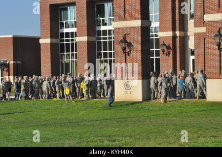 Soldaten aus der 1/149 th in Mrd. an "ReBlue" bewirtet durch Kentucky National Guard Gelbe Band Programm April 20-21, 2012 am EKU Center für die Künste in Richmond, Kentucky (Foto von 1 Lt Mark Slaughter, Kentucky National Guard Public Affairs) Stockfoto