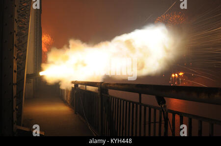 Flammen errupt aus dem Business Ende einer 105 mm Howitzer Kanone auf der 2. Straße Brücke in Louisville, Ky. beim Finale der 22. jährlichen Donner über Louisville Feuerwerk am 21. April 2012. Die haubitzen wurden von den Mitgliedern des Kentucky National Guard von 138 Betrieben Feuer Feuerwehr und Mitglieder der Alpha Company 103 Brigade Support Battalion. (Foto: Spc. David Bolton, Fachmann der öffentlichen Angelegenheiten, 133 Mobile Public Affairs Loslösung, Kentucky Army National Guard). Stockfoto